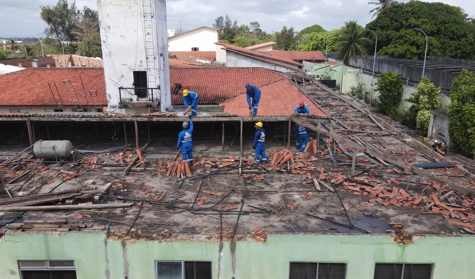 operários retiram as telhas do gonzaguinha